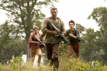 The Divergent Series: Insurgent - Theo James insieme a Shailene Woodley e Ansel Elgort in una scena del film