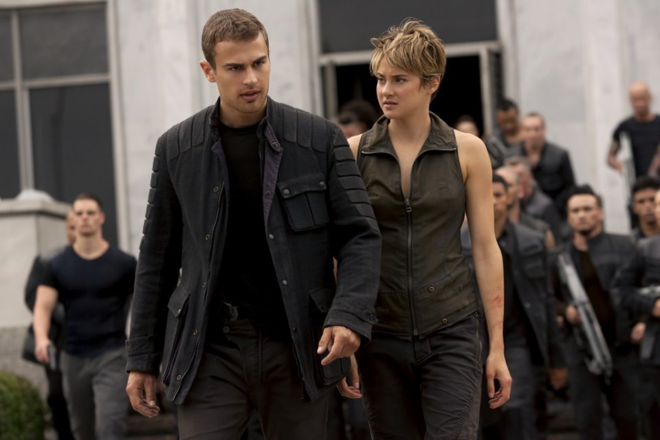 The Divergent Series: Insurgent - Shailene Woodley con Theo James in una scena