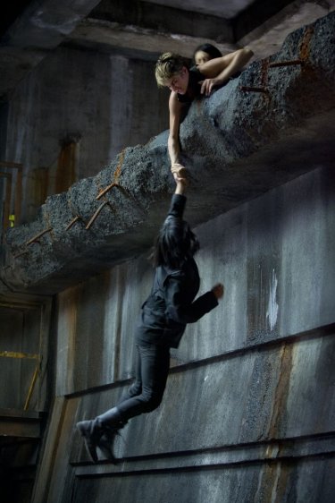 The Divergent Series: Insurgent - Shailene Woodley con Zoë Kravitz in una concitata scena del film