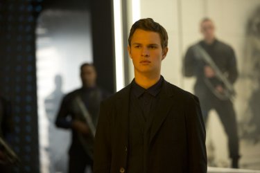 The Divergent Series: Insurgent - Ansel Elgort in una scena del film