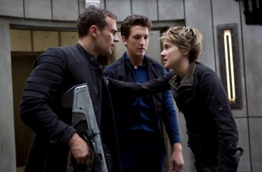The Divergent Series: Insurgent - Shailene Woodley con Theo James e Miles Teller in una scena del film