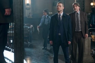 Gotham: Ben McKenzie e Donal Logue in una scena dell'episodio What the Little Bird Told Him