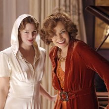 Grey Gardens: una scena con le splendide Drew Barrymore e Jessica Lange