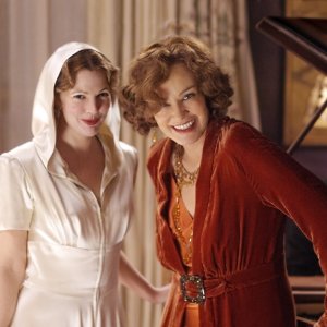 Grey Gardens: una scena con le splendide Drew Barrymore e Jessica Lange