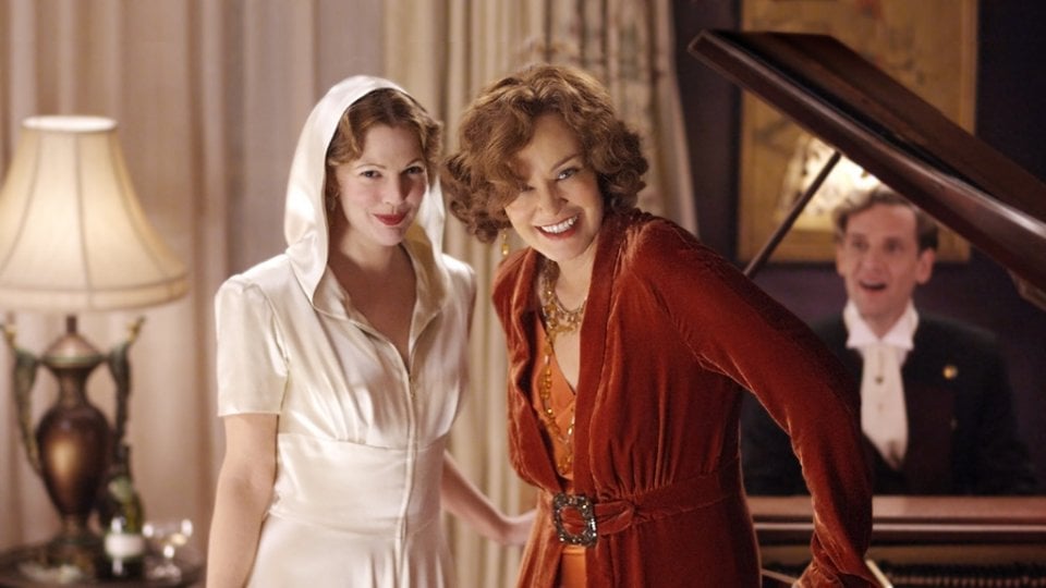 Grey Gardens: una scena con le splendide Drew Barrymore e Jessica Lange