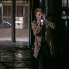 Constantine: Angélica Celaya e Matt Ryan interpretano una scena dell'episodio Quid pro Quo