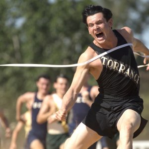 Unbroken: Jack O'Connell è Louis Zamperini in una scena tratta dal film