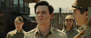 Unbroken: Jack O'Connell in una drammatica scena del film con Takamasa Ishihara