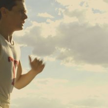 Unbroken: Jack O'Connell in una scena del film nei panni di Louis Zamperini