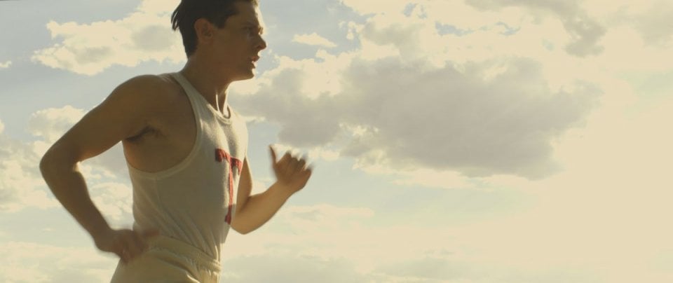 Unbroken: Jack O'Connell in una scena del film nei panni di Louis Zamperini