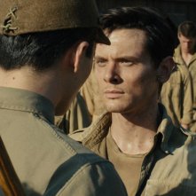 Unbroken: Jack O'Connell nei panni di Louis Zamperini in una scena con Takamasa Ishihara (di spalle)