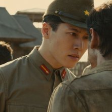 Unbroken: Jack O'Connell (di spalle) con Takamasa Ishihara in una scena