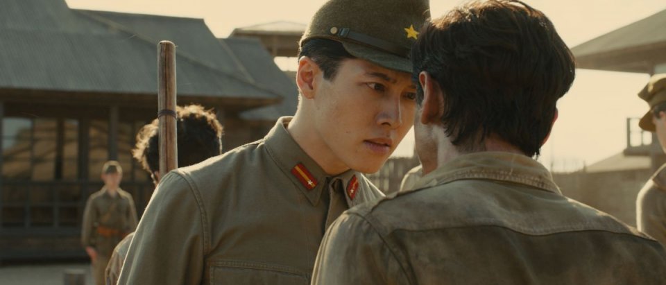 Unbroken: Jack O'Connell (di spalle) con Takamasa Ishihara in una scena