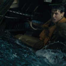 Unbroken: Jack O'Connell dopo l'incidente aereo in una scena del film