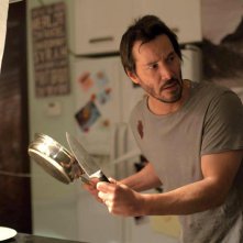 Knock Knock: Keanu Keeves prova ad armarsi per fronteggiare due belle ragazze