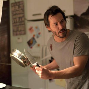 Knock Knock: Keanu Keeves prova ad armarsi per fronteggiare due belle ragazze