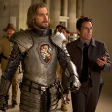 Notte al museo - Il segreto del faraone: Dan Stevens nei panni di Lancillotto in una scena insieme a Ban Stiller