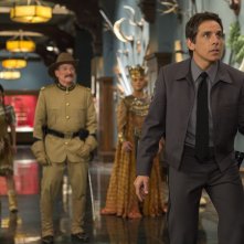 Notte al museo - Il segreto del faraone: Ben Stiller con Robin Williams in una scena