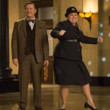 Notte al museo - Il segreto del faraone: Ricky Gervais con Rebel Wilson in una scena del film