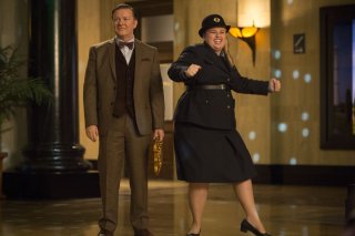 Notte al museo - Il segreto del faraone: Ricky Gervais con Rebel Wilson in una scena del film