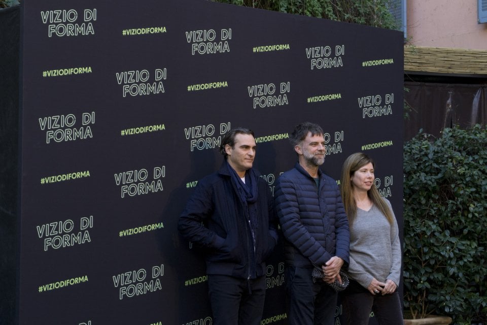 Vizio di forma: Joaquin Phoenix, Paul Thomas Anderson e Joanne Sellar posano al photocall romano