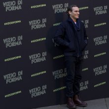 Vizio di forma: Joaquin Phoenix sorride al photocall romano