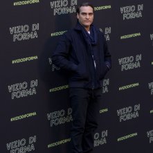 Vizio di forma: Joaquin Phoenix posa al photocall romano