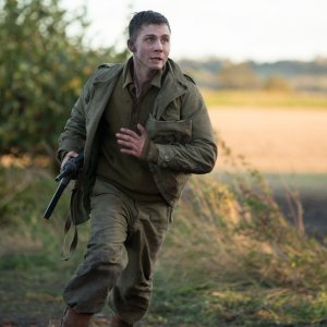 Fury: Logan Lerman in fuga in una scena del film