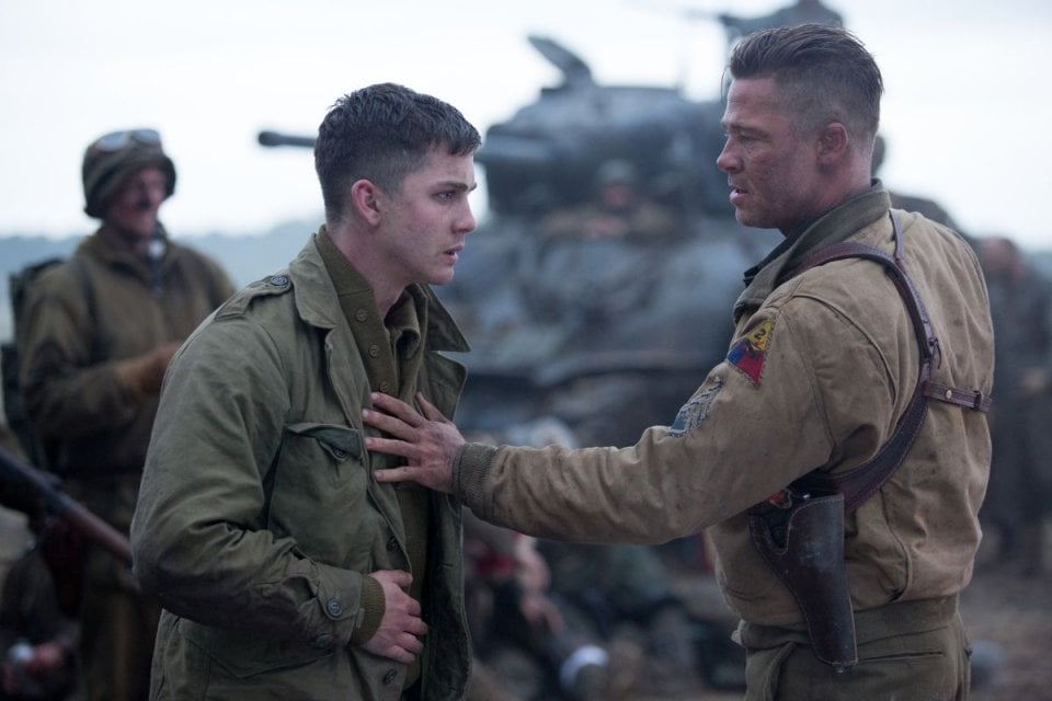 Fury: Brad Pitt con Logan Lerman in una scena del film