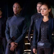 Jupiter - Il Destino dell'Universo: Mila Kunis con Channing Tatum, Sean Bean e Nikki Amuka-Bird in una scena del film