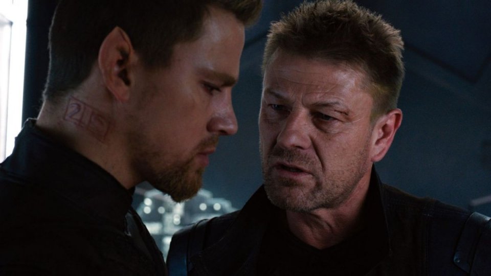 Jupiter - Il Destino dell'Universo: Channing Tatum e Sean Bean in una scena del film