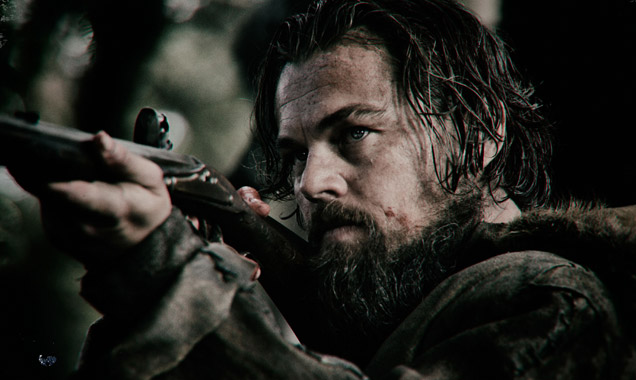 The Revenant: un primo piano di Leonardo DiCaprio intento a sparare