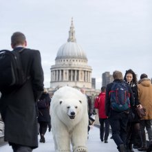 Fortitude - l'orso meccanico promuove la serie a Londra