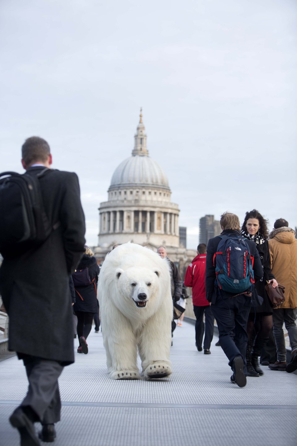 Fortitude - l'orso meccanico promuove la serie a Londra