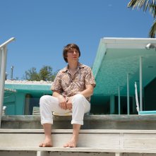 Love & Mercy: Paul Dano seduto al sole