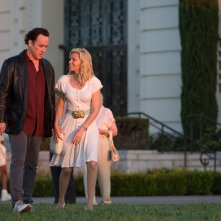 Love & Mercy: John Cusack ed Elizabeth Banks passeggiano in una scena del film