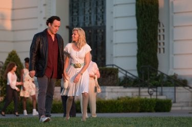 Love & Mercy: John Cusack ed Elizabeth Banks passeggiano in una scena del film