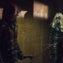 Arrow: Colton Haynes e Katie Cassiy, con il costume di Black Canary, in Midnight City