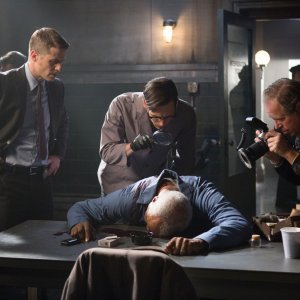 Gotham: Ben McKenzie e Cory Michael Smith nell'episodio Welcome Back, Jim Gordon