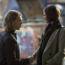 Arrow: Austin Butler insieme a Willa Holland in una scena dell'episodio Midnight City