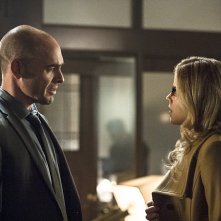 Arrow: Paul Blackthorne ed Emily Bett Rickards in una scena di Midnight City