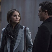 Arrow: Willa Holland e John Barrowman in una scena di Midnight City