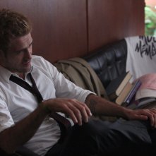 Constantine: l'attore Matt Ryan in una scena di A Whole World Out There 