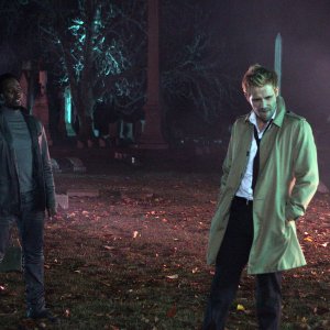 Constantine: Harold Perrineau e Matt Ryan in A Whole World Out There 