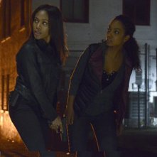Sleepy Hollow: le attrici Nicole Beharie e Lyndie Greenwood in una scena dell'episodio Kali Yuga 