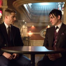 Gotham: gli attori Ben McKenzie e Robin Lord Taylor in una scena di Welcome Back, Jim Gordon