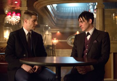 Gotham: gli attori Ben McKenzie e Robin Lord Taylor in una scena di Welcome Back, Jim Gordon