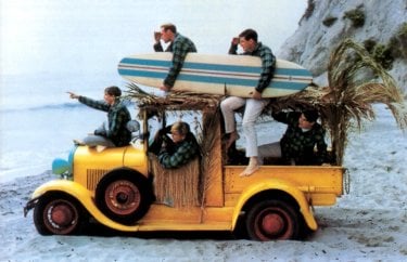 Os Beach Boys em movimento: Brian, Dennis, Carl Wilson e o primo Mike Love