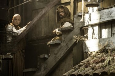 Il trono di spade: gli attori Conleth Hill (Varys) e Peter Dinklage (Tyrion Lannister) in una scena della quinta stagione