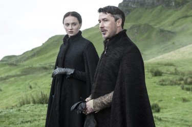 Il trono di spade: Sophie Turner e Aidan Gillen in un episodio della quinta stagione